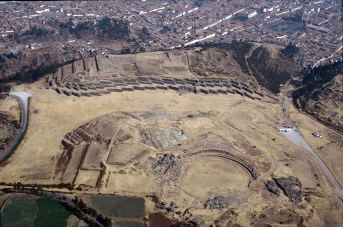 Image 07 - Fernando Astete Archive : Saqsqahuamán and the Suchuna area connected by the central open space